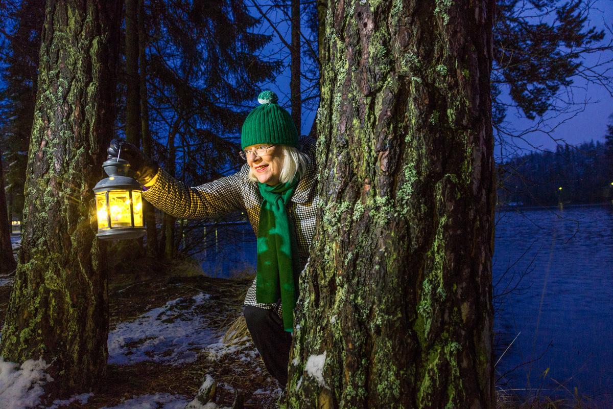 Kanttori Sirkku-Liisa Niemi johtaa joukkoa Valon laulajaisissa metsässä.