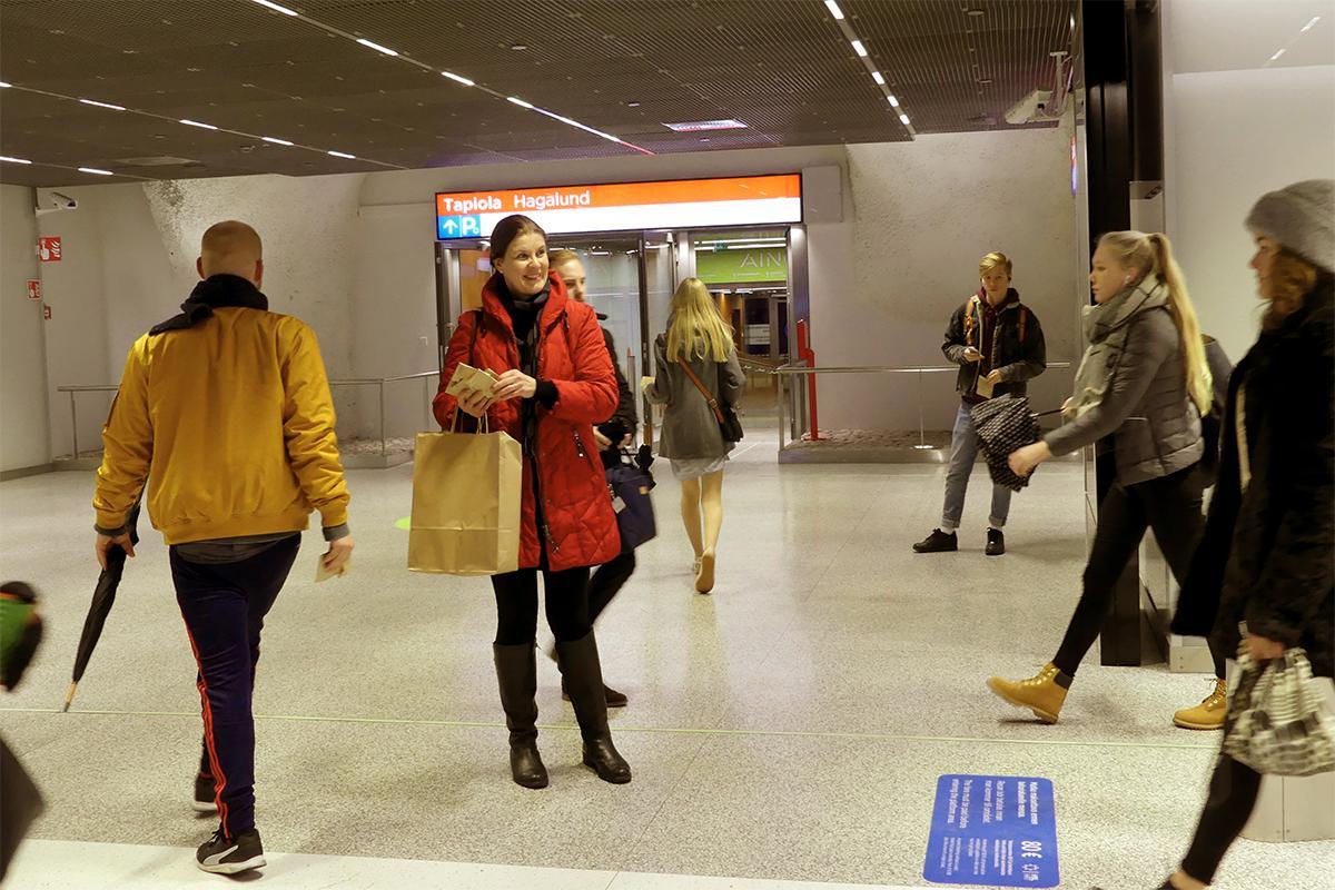 Tapiolan metroasemalla piparkakkuja jakoi perhetyöntekijä Kristiina Larjava.