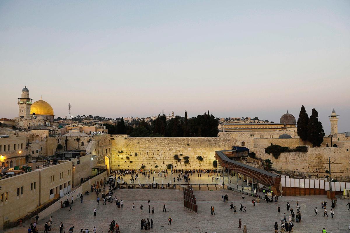 Jerusalemin temppelin Länsimuuria pidetään pyhimpänä paikkana, jossa juutalaiset rukoilevat.