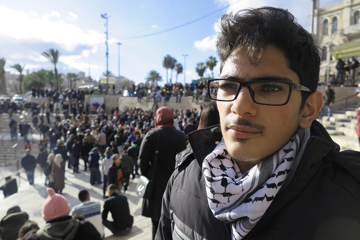 Abed Alsalam Abu Rmelehin koulussa on lakko ja hän tuli Damaskos-portille tukemaan mielenosoittajia.