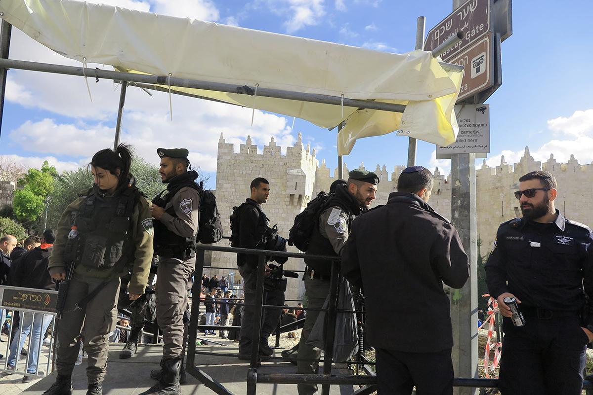 Israelin sotilaat seuraavat tilannetta Damaskos-portilla Itä-Jerusalemissa.