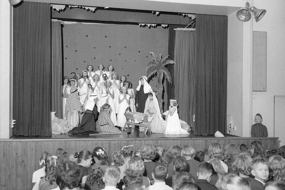 Oppilaat katsovat joulukuvaelmaa joulujuhlassa helsinkiläisessä kansakoulussa vuonna 1964.