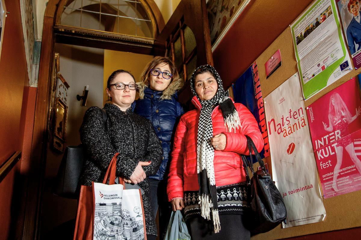 Anca Enache, E-Romnia järjestön puheenjohtaja Carmen Gheorhe ja Mariana Dinu kävivät Helsingissä kertomassa työstään romaninaisten auttamiseksi Romaniassa.