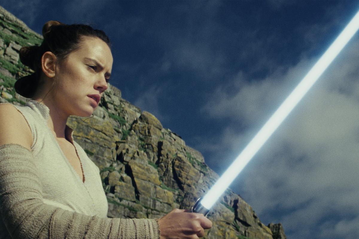 Nuori Rey (Daisy Ridley) etsii omaa paikkaansa kosmoksessa.