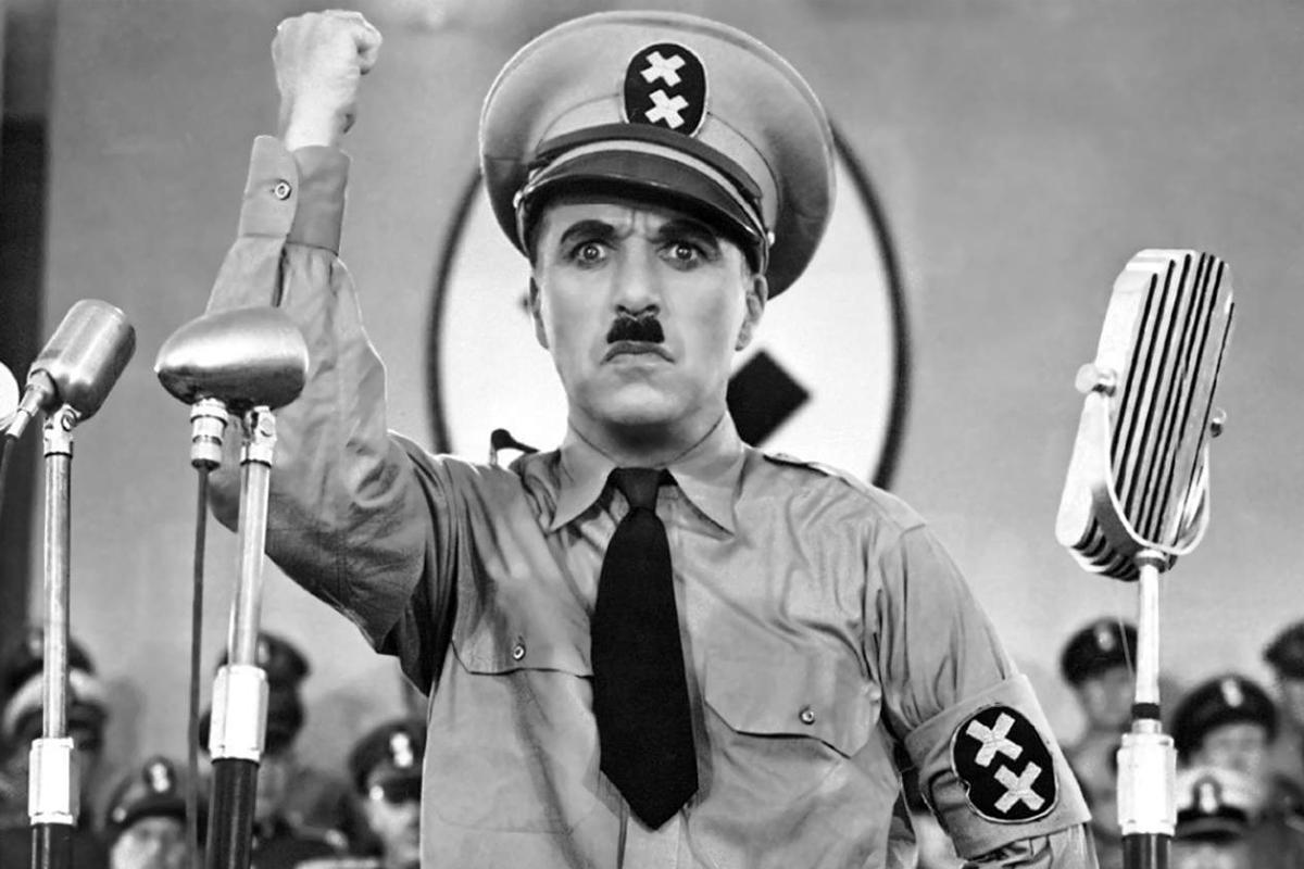 Kulttuurisessa muistissamme fasisti näyttää tältä. Kuvassa Charlie Chaplin diktaattori Adenoid Hynkelin roolissa elokuvassa Diktaattori vuodelta 1940.
